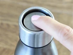 AYA&IDA matte black flaskestrop og sportslåg til drikkeflaske